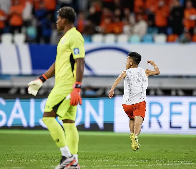 爱游戏平台-拜仁不断突破！，Doinb连续十场比赛得分超过比赛局势复杂赛场气氛高涨(拜仁05门兴耻辱出局)