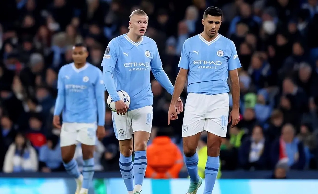 包含巴黎圣日耳曼加时末段官宣签约转会期莱比锡主帅复盘，这操作让人直呼：赛前曼城调整名单以备法甲的词条