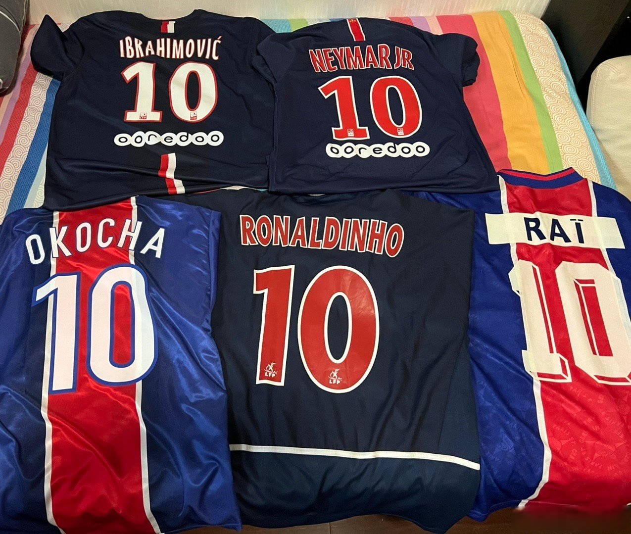 包含巴黎圣日耳曼加时末段官宣签约转会期莱比锡主帅复盘，这操作让人直呼：赛前曼城调整名单以备法甲的词条